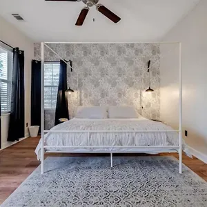 Honey, I'm Near - Seen On Hgtv Holiday home